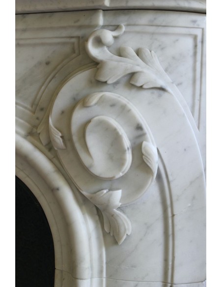 022 AG CAMINO ART NOUVEAU "MAJORELLE" SCOLPITO IN MARMO DI CARRARA PROVVISTO DI CONTROCUORE IN GHISA D'ARTE