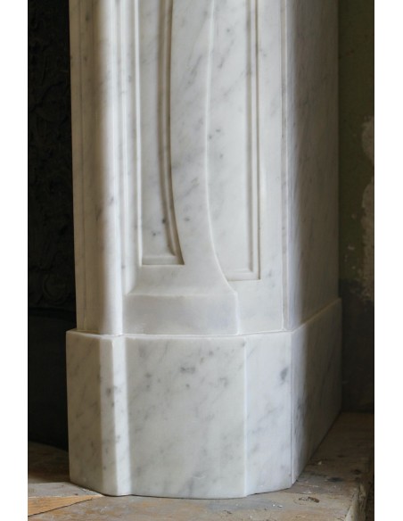 022 AG CAMINO ART NOUVEAU "MAJORELLE" SCOLPITO IN MARMO DI CARRARA PROVVISTO DI CONTROCUORE IN GHISA D'ARTE