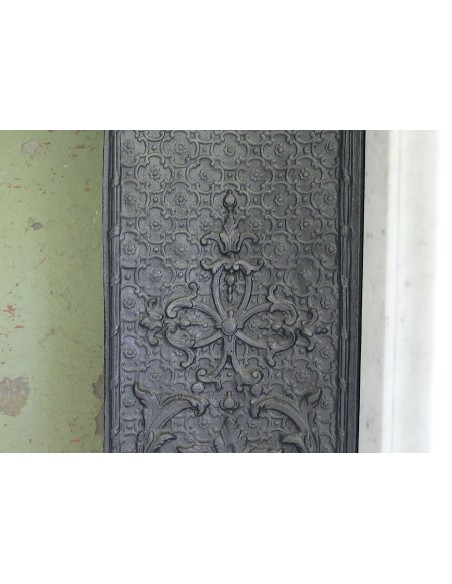 022 AG CAMINO ART NOUVEAU "MAJORELLE" SCOLPITO IN MARMO DI CARRARA PROVVISTO DI CONTROCUORE IN GHISA D'ARTE