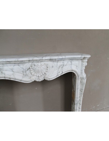 Cornice da camino barocca "Trois Coquilles Amélioré" scolpita in marmo Bianco Calacatta venato.