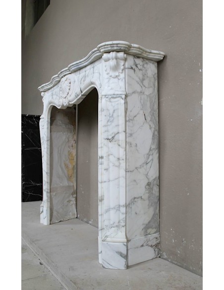 Cornice da camino barocca "Trois Coquilles Amélioré" scolpita in marmo Bianco Calacatta venato.