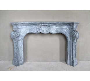 Importante camino antico italiano barocco scolpito in marmo Blu Bardiglio Imperiale. Questo camino è un pezzo unico.