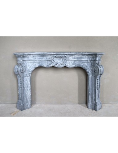 Importante camino antico italiano barocco scolpito in marmo Blu Bardiglio Imperiale. Questo camino è un pezzo unico.