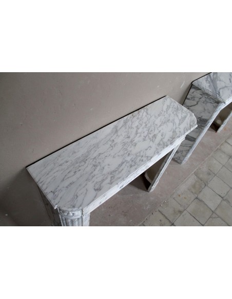 248 CAMINETTO LUIGI XVI "DÉMI-LUNE FLEUR OVALE" SCOLPITO IN MARMO STATUARIO ARABESCATO