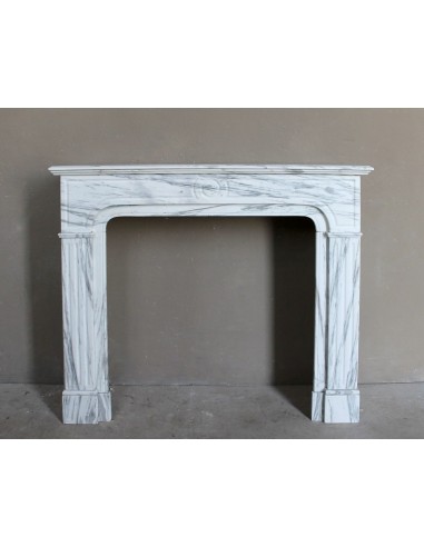 Caminetto antico scolpito in marmo bianco venato proveniente da Parigi e risalente alla seconda metà dell'Ottocento.