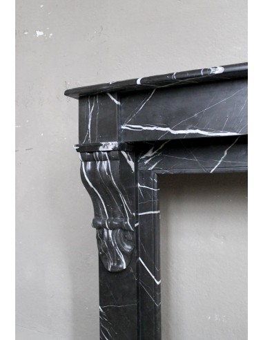 Cornice da camino antica, modello "Palmettes", scolpito in finissimo marmo Nero Marquinia.