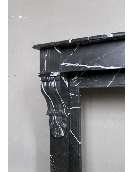 Cornice da camino antica, modello "Palmettes", scolpito in finissimo marmo Nero Marquinia.