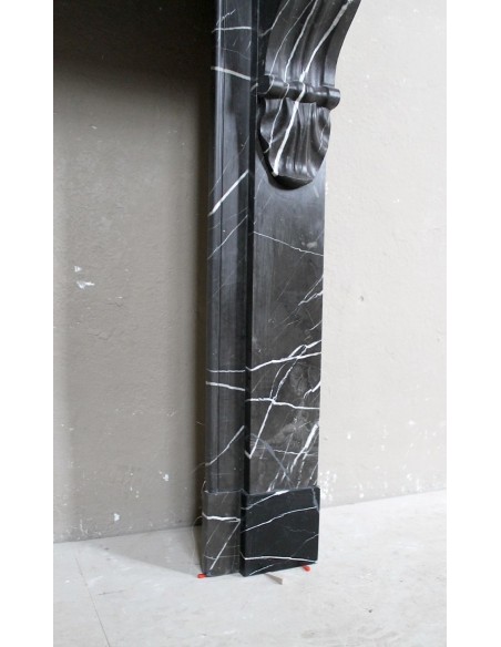 Cornice da camino antica, modello "Palmettes", scolpito in finissimo marmo Nero Marquinia.