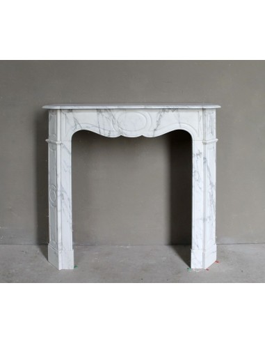 Caminetto "Pompadour Plat" scolpito in marmo Arabescato. Questa è una cornice da camino iconica, in un marmo elegantissimo.