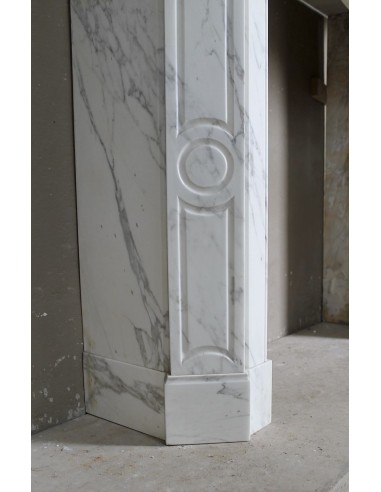 Caminetto "Pompadour Plat" scolpito in marmo Arabescato. Questa è una cornice da camino iconica, in un marmo elegantissimo.