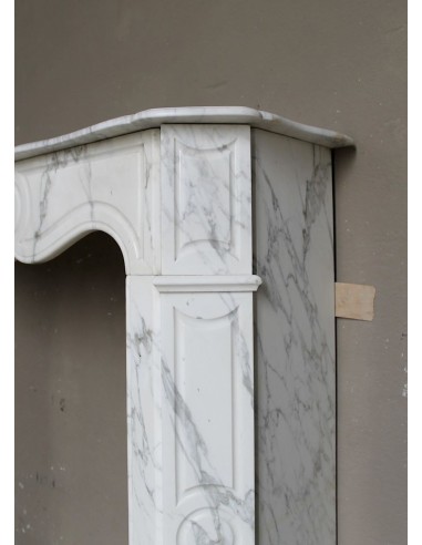 Caminetto "Pompadour Plat" scolpito in marmo Arabescato. Questa è una cornice da camino iconica, in un marmo elegantissimo.