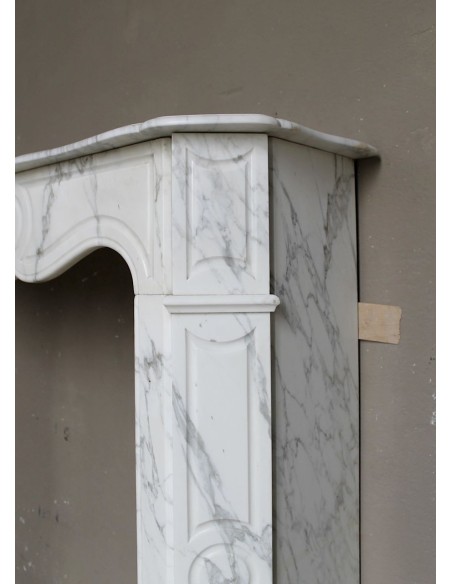 Caminetto "Pompadour Plat" scolpito in marmo Arabescato. Questa è una cornice da camino iconica, in un marmo elegantissimo.