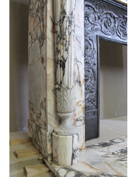 Eccezionale camino antico Neoclassico a colonna con finissimi elementi floreali in meraviglioso marmo Calacatta Gold Dorato.