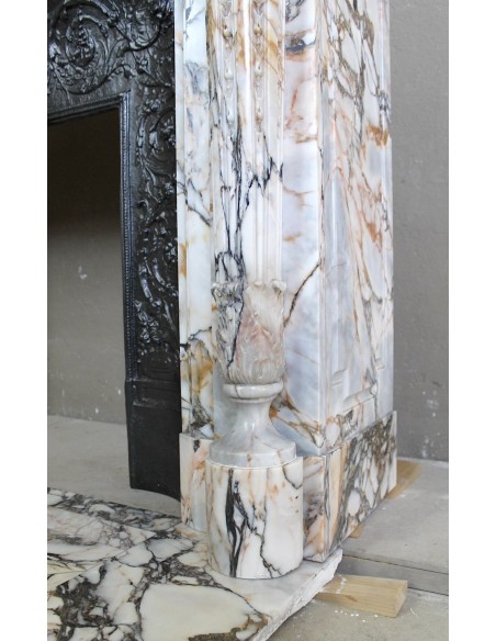 Eccezionale camino antico Neoclassico a colonna con finissimi elementi floreali in meraviglioso marmo Calacatta Gold Dorato.