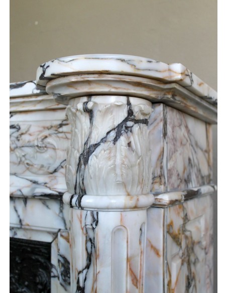 Eccezionale camino antico Neoclassico a colonna con finissimi elementi floreali in meraviglioso marmo Calacatta Gold Dorato.