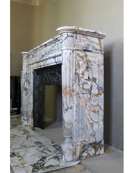 Eccezionale camino antico Neoclassico a colonna con finissimi elementi floreali in meraviglioso marmo Calacatta Gold Dorato.