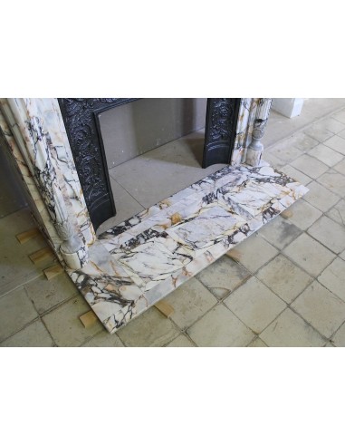 Eccezionale camino antico Neoclassico a colonna con finissimi elementi floreali in meraviglioso marmo Calacatta Gold Dorato.