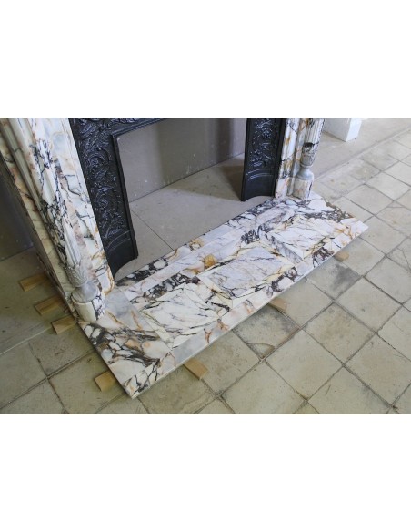 Eccezionale camino antico Neoclassico a colonna con finissimi elementi floreali in meraviglioso marmo Calacatta Gold Dorato.