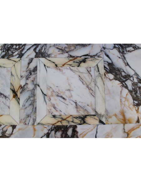 Eccezionale camino antico Neoclassico a colonna con finissimi elementi floreali in meraviglioso marmo Calacatta Gold Dorato.