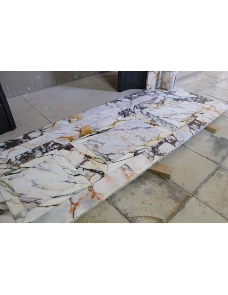 Eccezionale camino antico Neoclassico a colonna con finissimi elementi floreali in meraviglioso marmo Calacatta Gold Dorato.