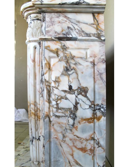 Eccezionale camino antico Neoclassico a colonna con finissimi elementi floreali in meraviglioso marmo Calacatta Gold Dorato.