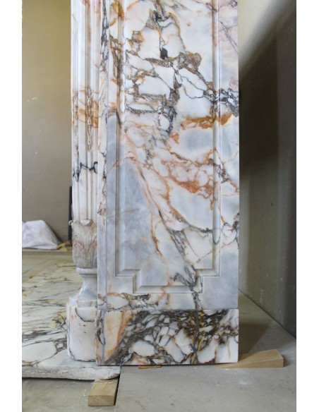 Eccezionale camino antico Neoclassico a colonna con finissimi elementi floreali in meraviglioso marmo Calacatta Gold Dorato.