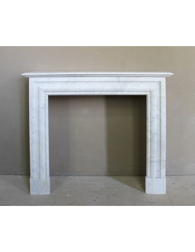 Caminetto antico "Boudin Carré", dalle linee eleganti e raffinate, scolpito in una bellissima qualità di marmo Bianco Carrara.