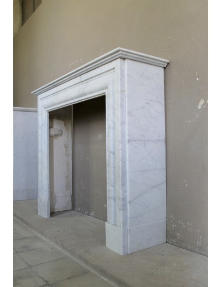 Caminetto antico "Boudin Carré", dalle linee eleganti e raffinate, scolpito in una bellissima qualità di marmo Bianco Carrara.