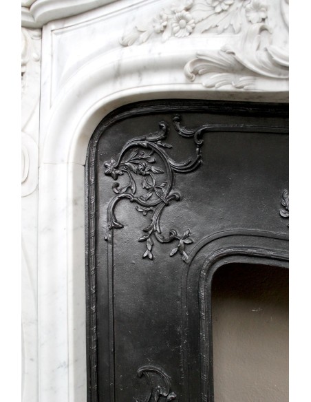 082 AG ECCEZIONALE CAMINO LUIGI XV FLOREALE IN MARMO BIANCO PROVVISTO DI CONTROCUORE IN GHISA D'ARTE