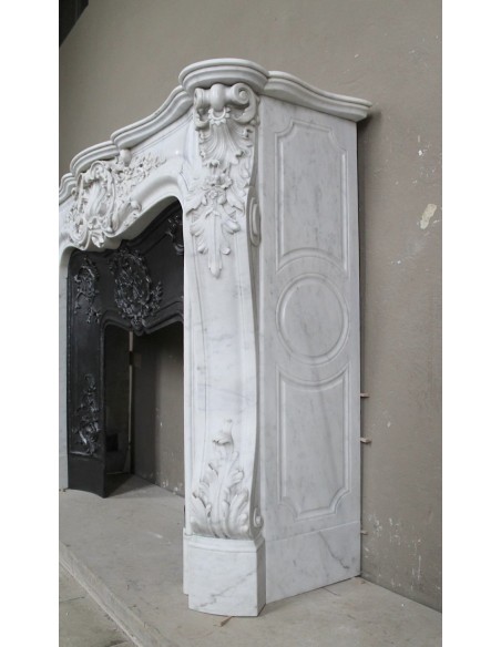 082 AG ECCEZIONALE CAMINO LUIGI XV FLOREALE IN MARMO BIANCO PROVVISTO DI CONTROCUORE IN GHISA D'ARTE