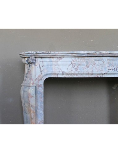 Cornice da camino antico di stile barocco scolpito in marmo Calacatta Dorata Gold. Un camino raro ed elegante.