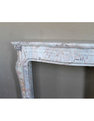 Cornice da camino antico di stile barocco scolpito in marmo Calacatta Dorata Gold. Un camino raro ed elegante.