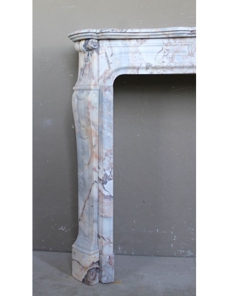 Cornice da camino antico di stile barocco scolpito in marmo Calacatta Dorata Gold. Un camino raro ed elegante.