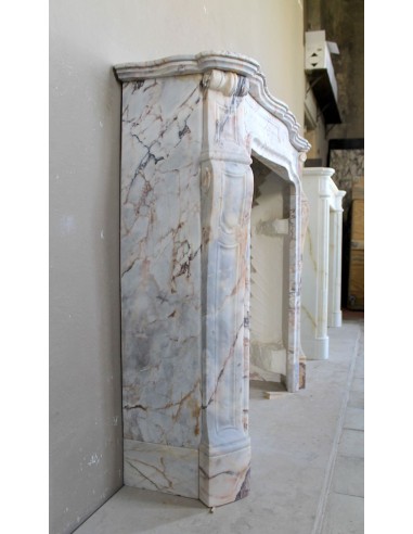 Cornice da camino antico di stile barocco scolpito in marmo Calacatta Dorata Gold. Un camino raro ed elegante.