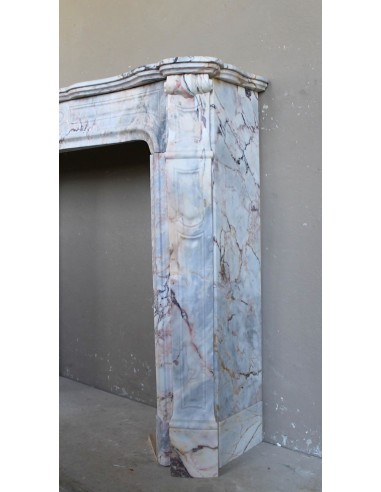 Cornice da camino antico di stile barocco scolpito in marmo Calacatta Dorata Gold. Un camino raro ed elegante.