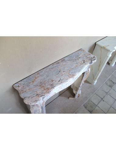 Cornice da camino antico di stile barocco scolpito in marmo Calacatta Dorata Gold. Un camino raro ed elegante.