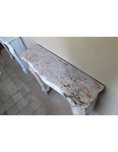 Cornice da camino antico di stile barocco scolpito in marmo Calacatta Dorata Gold. Un camino raro ed elegante.