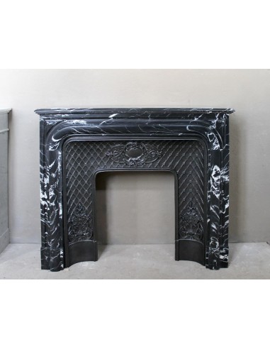 Cornice antica da camino "Boudin Arrondi" in marmo Nero Marquinia provvista del suo controcuore d'origine in ghisa d'arte.