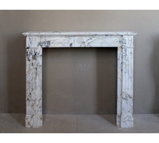 Cornice da camino antica neoclassica scolpita in raro ed elegante marmo Calacatta Dorato, proveniente da Parigi.