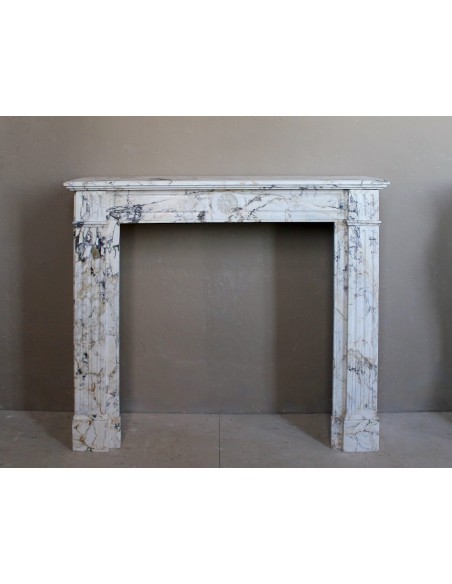 Cornice da camino antica neoclassica scolpita in raro ed elegante marmo Calacatta Dorato, proveniente da Parigi.