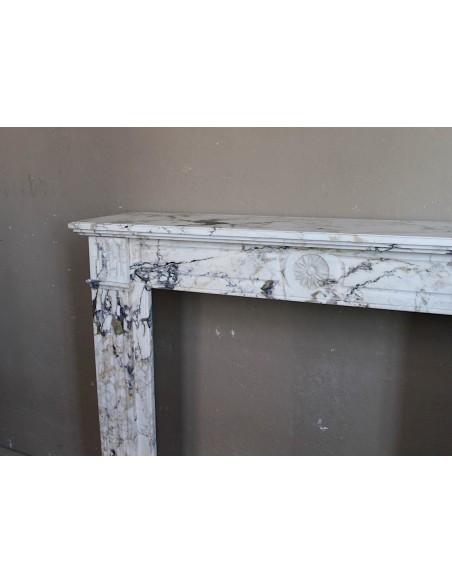 Cornice da camino antica neoclassica scolpita in raro ed elegante marmo Calacatta Dorato, proveniente da Parigi.