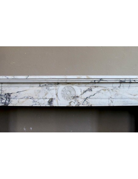 Cornice da camino antica neoclassica scolpita in raro ed elegante marmo Calacatta Dorato, proveniente da Parigi.