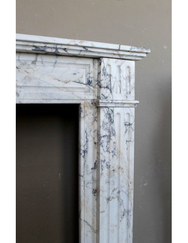 Cornice da camino antica neoclassica scolpita in raro ed elegante marmo Calacatta Dorato, proveniente da Parigi.