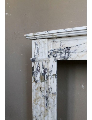 Cornice da camino antica neoclassica scolpita in raro ed elegante marmo Calacatta Dorato, proveniente da Parigi.