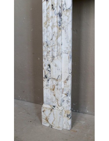 Cornice da camino antica neoclassica scolpita in raro ed elegante marmo Calacatta Dorato, proveniente da Parigi.