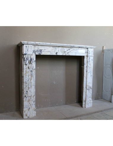 Cornice da camino antica neoclassica scolpita in raro ed elegante marmo Calacatta Dorato, proveniente da Parigi.