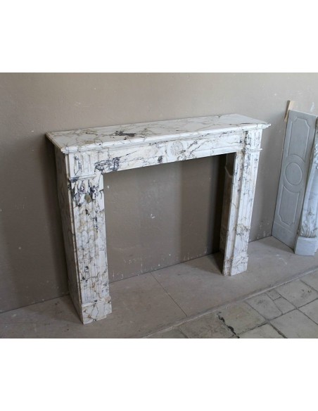 Cornice da camino antica neoclassica scolpita in raro ed elegante marmo Calacatta Dorato, proveniente da Parigi.