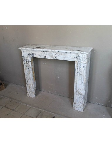 Cornice da camino antica neoclassica scolpita in raro ed elegante marmo Calacatta Dorato, proveniente da Parigi.