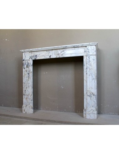 Cornice da camino antica neoclassica scolpita in raro ed elegante marmo Calacatta Dorato, proveniente da Parigi.