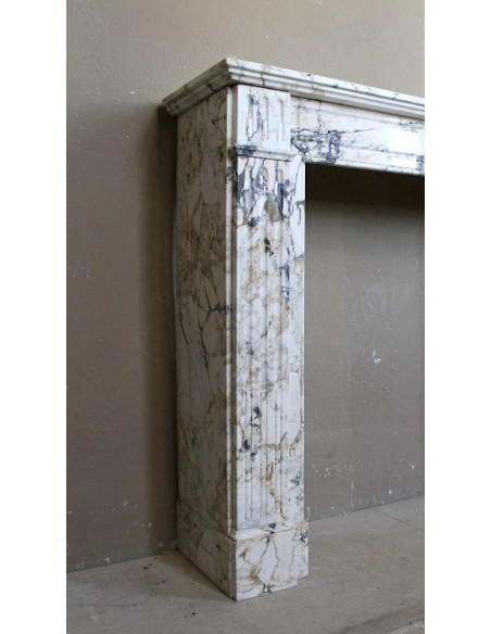 Cornice da camino antica neoclassica scolpita in raro ed elegante marmo Calacatta Dorato, proveniente da Parigi.